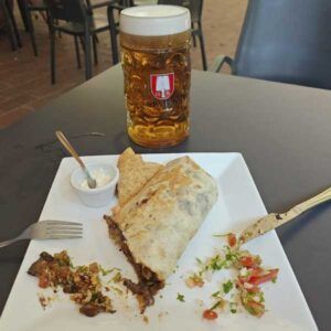 Burrito y cerveza del restaurante Los Bocoles en Tres Cantos, Madrid