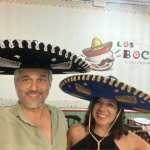 clientes-felices-restaurante-mexicano-los-bocoles-madrid
