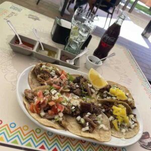Tacos variados del restaurante mexicano Los Bocoles en Tres Cantos, Madrid.