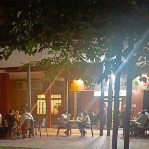 Ambiente nocturno en cenas mexicanas del restaurante Los Bocoles en Tres Cantos, Madrid