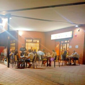 Cenando comida mexicana en la terraza del restaurante Los Bocoles en Madrid