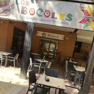 Terraza amplia y cómoda en Los Bocoles, restaurante mexicano en Tres Cantos, Madrid