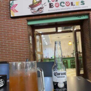 Michelada con cerveza Corona en la terraza del restaurante mexicano Los Bocoles en Tres Cantos, Madrid